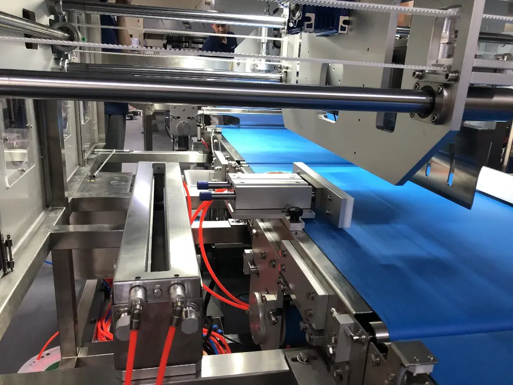 Поточная ультразвуковая машина для нарезки тортов и бисквита Ultrasonic GL-8000 Поточная ультразвуковая машина для нарезки тортов и бисквита Ultrasonic GL-8000