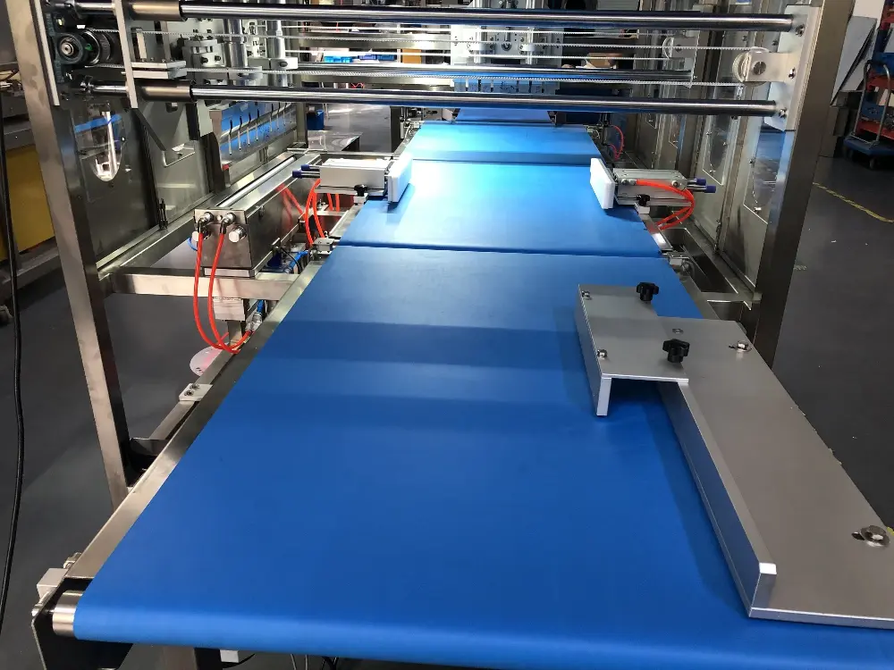 Поточная ультразвуковая машина для нарезки тортов и бисквита Ultrasonic GL-8000 Поточная ультразвуковая машина для нарезки тортов и бисквита Ultrasonic GL-8000